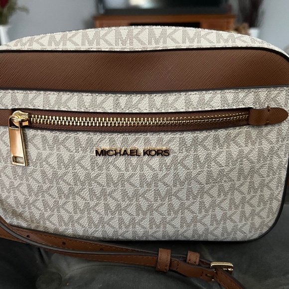 Jet Set Large Logo Crossbody Bag - Picture 1 of 3